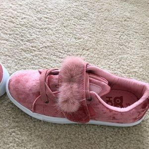 Girls size 5 pink sneaker. Never worn.